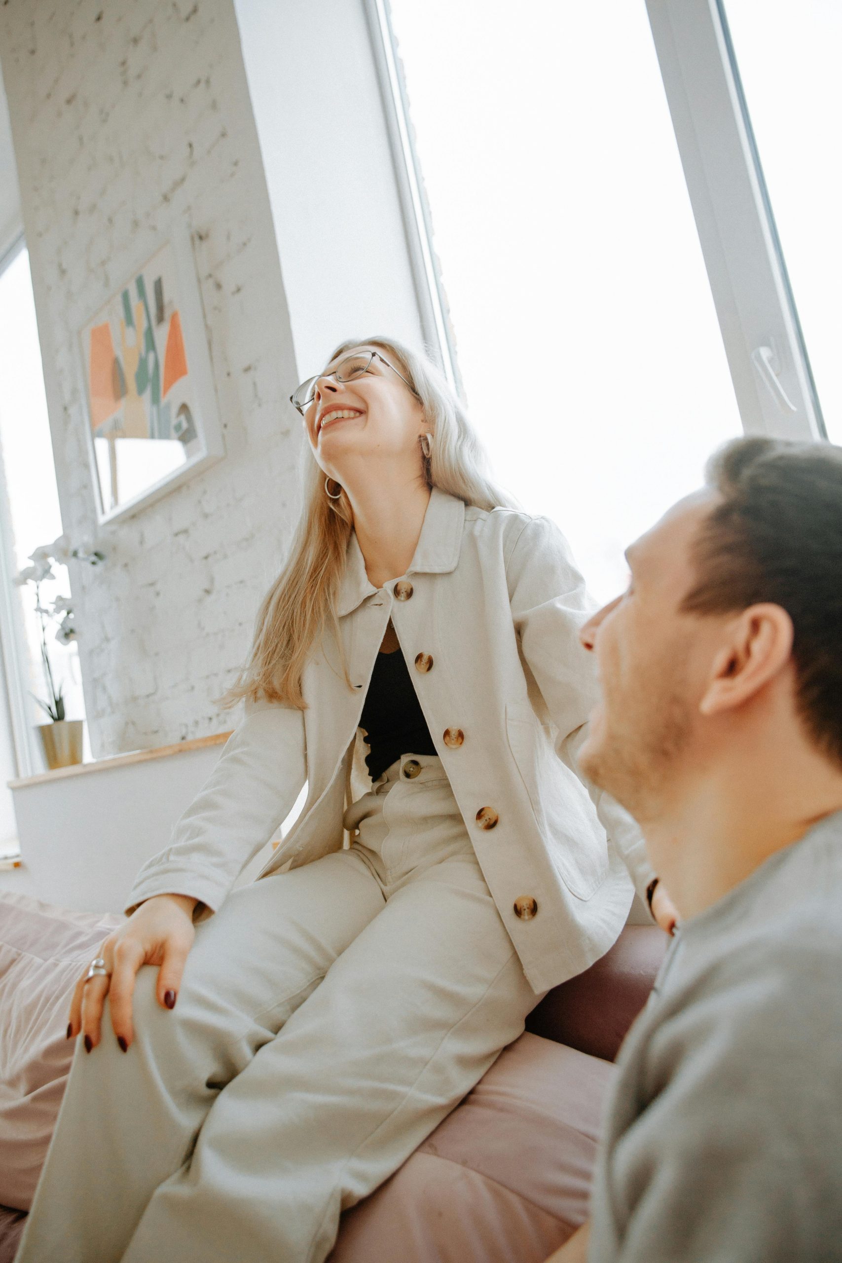 ✨ 5 gyors tipp, ami megváltoztatja a mindennapjaidat Happy couple enjoying a light moment indoors, filled with laughter and joy.